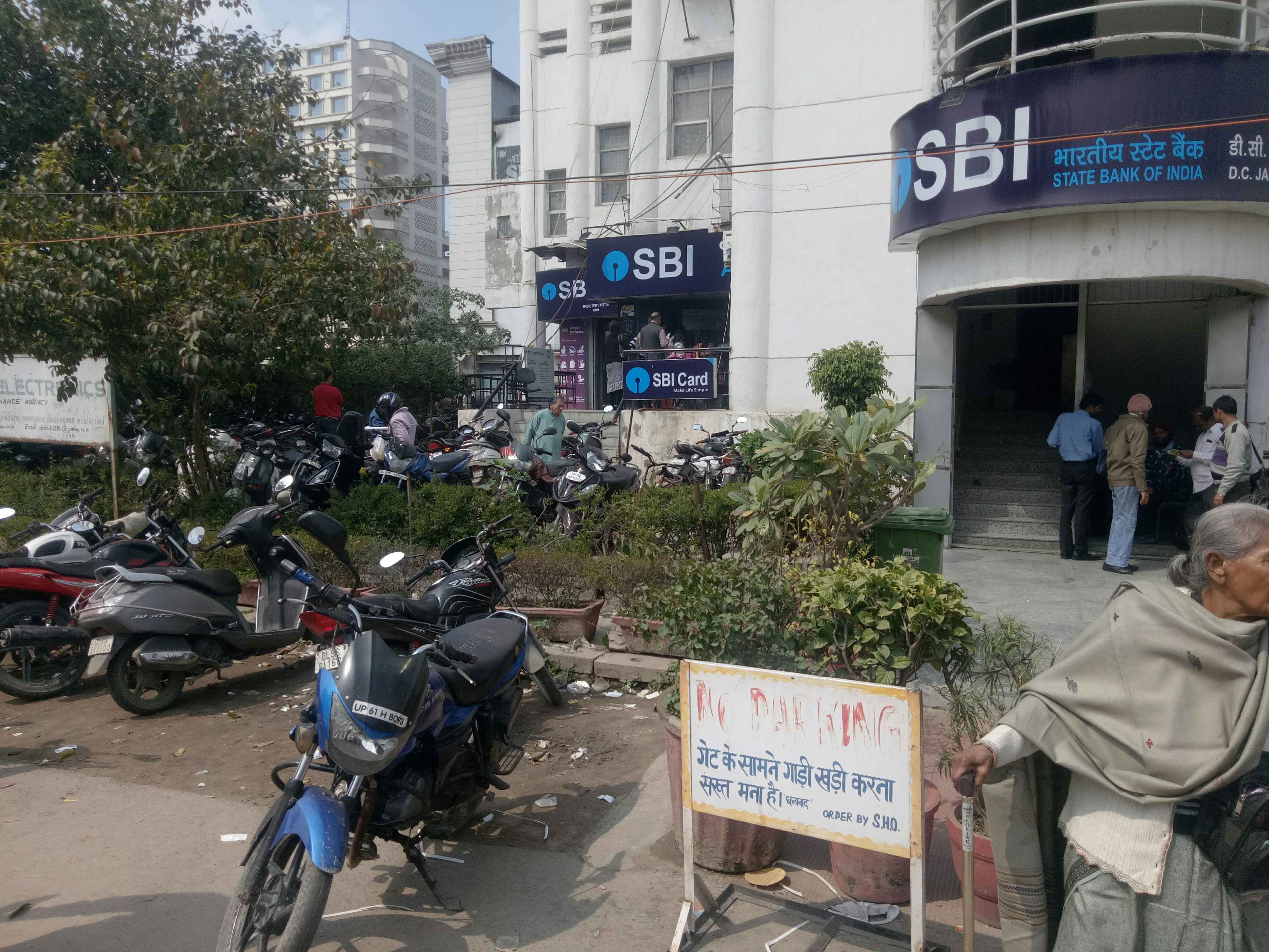 state bank of india dc janak puri parking point 1 In Dehli